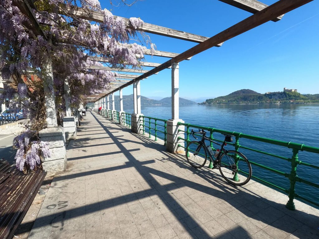 Lungolago del Lago Maggiore a marzo con atmosfera tranquilla