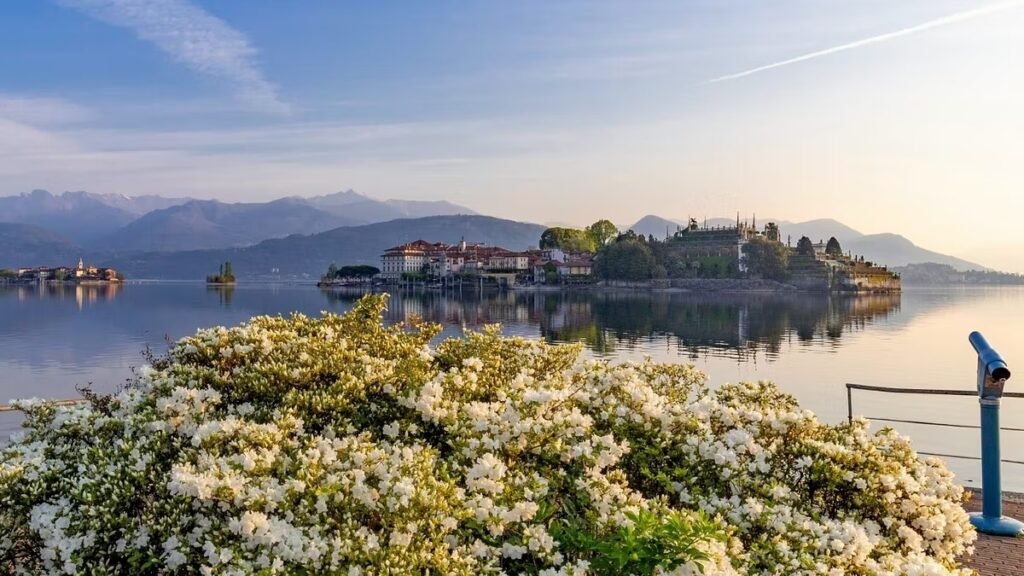 Lago Maggiore in primavera con fioriture e panorama sulle isole