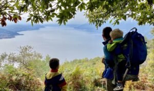 Famiglia in passeggiata panoramica sul Lago Maggiore con bambini