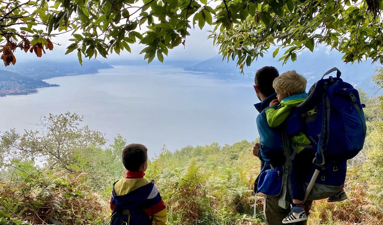 Famiglia in passeggiata panoramica sul Lago Maggiore con bambini