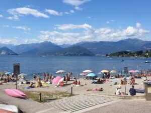 estate sul Lago Maggiore spiaggia panoramica con vista montagne e acqua cristallina