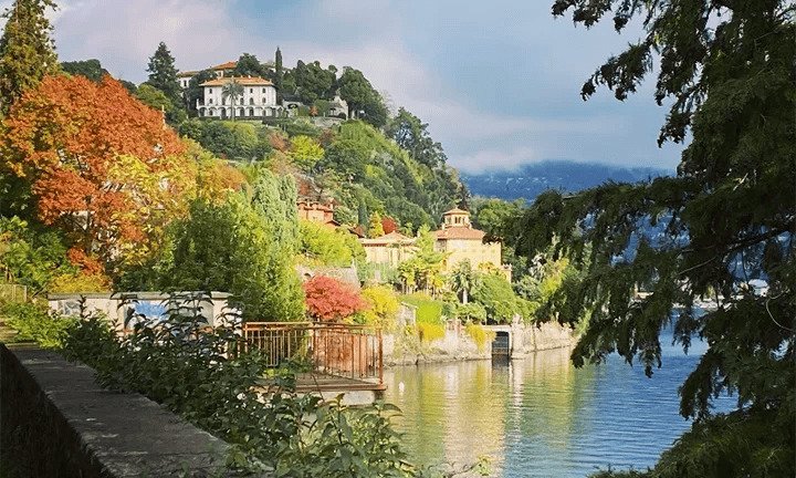 borgo panoramico sul lago maggiore in autunno
