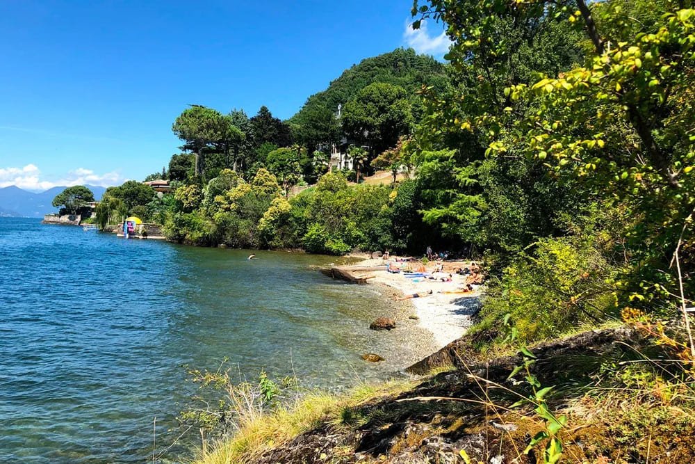 caletta rocciosa tranquilla sul Lago Maggiore ideale per relax estivo