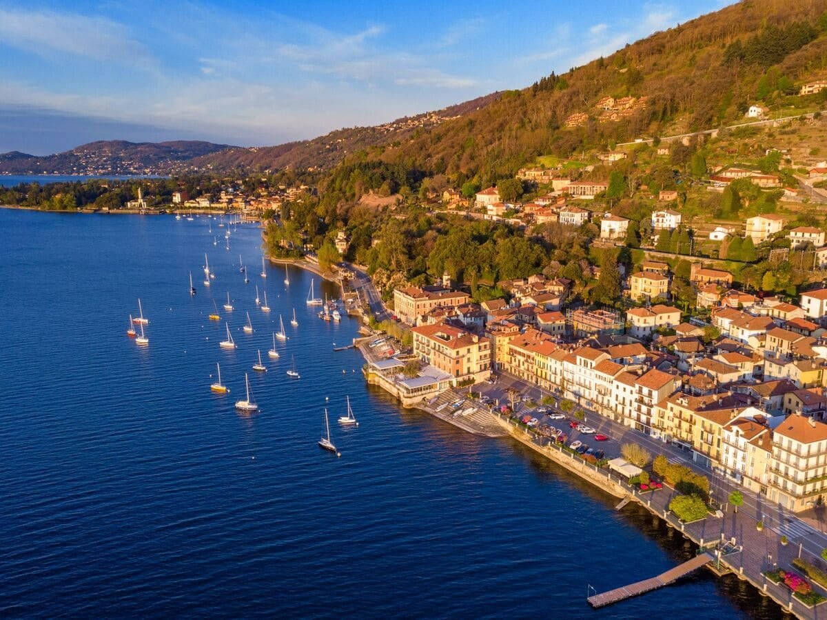 Vista panoramica di Belgirate sul Lago Maggiore al tramonto, una delle zone migliori dove dormire sul Lago Maggiore